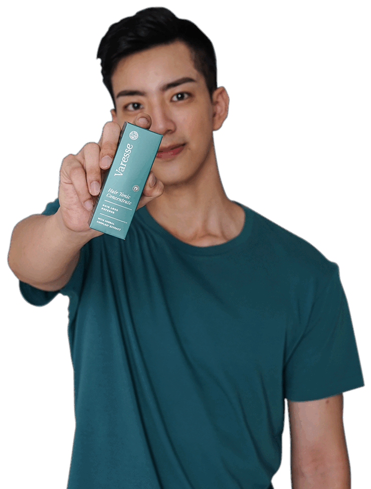 Pengguna Varesse menunjukkan produk Hair Tonic Concentrate