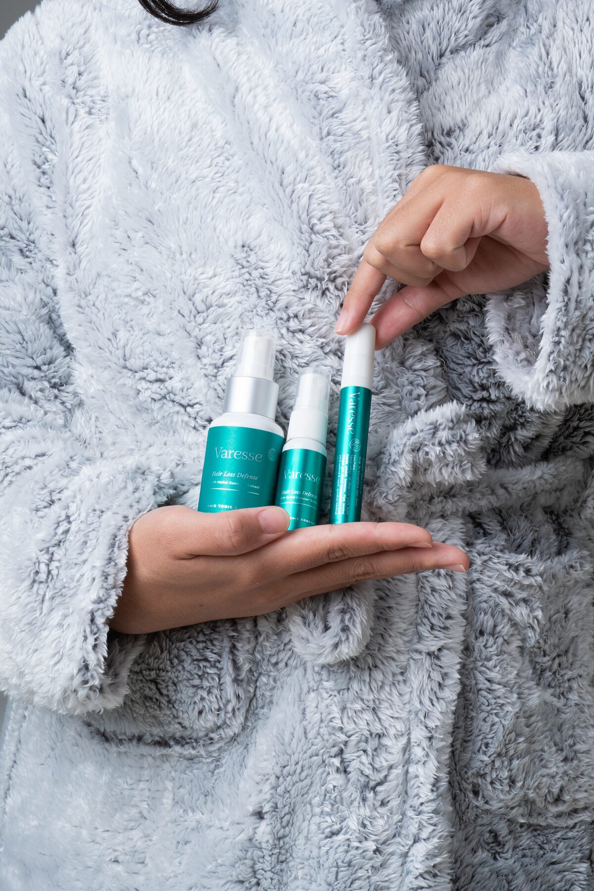 Rangkaian produk Varesse dalam genggaman